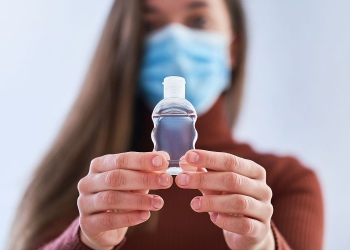 Gel antibacterial con metanol prohibido se sigue vendiendo en México