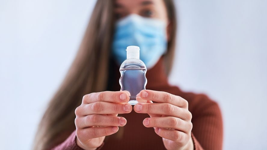 Gel antibacterial con metanol prohibido se sigue vendiendo en México
