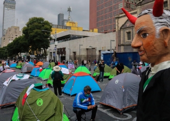 “Se pueden quedar en Avenida Juárez”, afirma López Obrador a manifestantes de FRENAAA