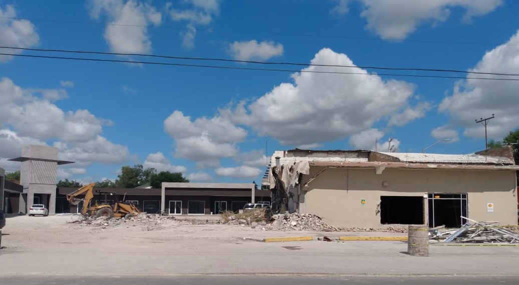 Clausuran demolición de antigua farmacia por falta de permiso