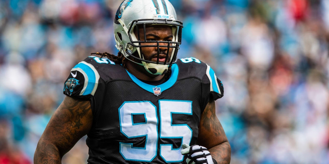Dontari Poe, el primer Dallas Cowboys que se arrodilla durante la entonación del himno nacional