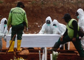 Quienes no usan cubrebocas tienen cavar tumbas para víctimas de COVID-19 en Indonesia