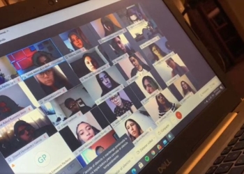 Alumnos exhiben regaños y agresiones verbales de maestra por mala conexión