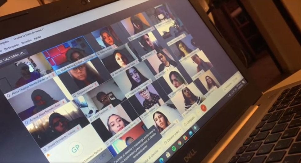 Alumnos exhiben regaños y agresiones verbales de maestra por mala conexión