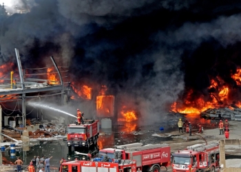 Estalla incendio en puerto de Beirut, a un mes de explosión