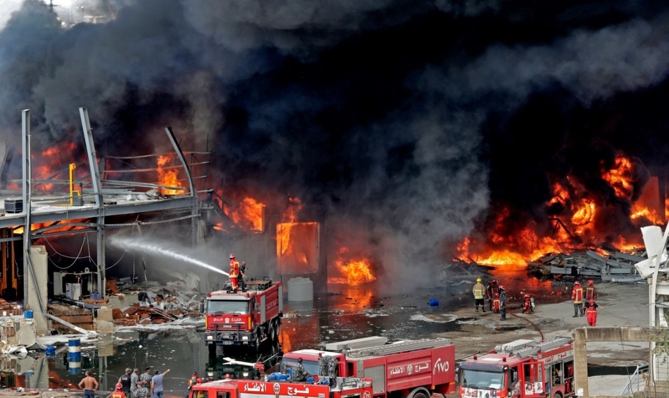 Estalla incendio en puerto de Beirut, a un mes de explosión