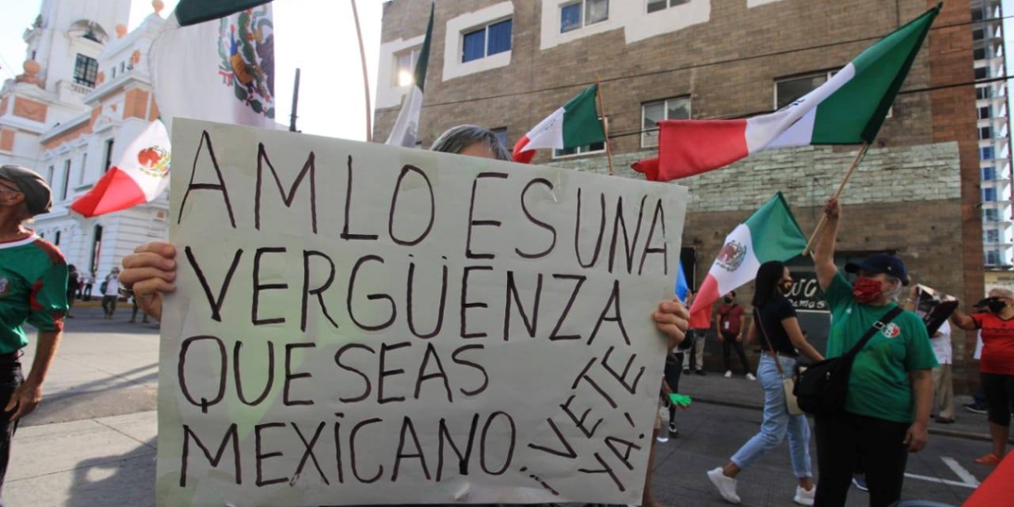Se manifiesta FRENAAA en Veracruz durante visita de López Obrador