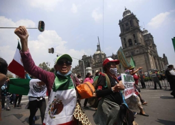 Frena llega a Zócalo de CDMX; busca protestar en Palacio Nacional