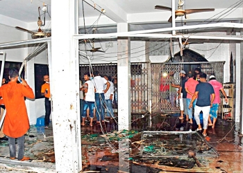Mueren 17 personas por explosión de aire acondicionado en mezquita de Bangladesh