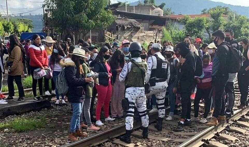 Bloqueos de normalistas a vías del tren en Michoacán provocaron pérdidas de 100 mdp