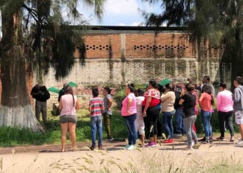 Mujeres y niños gritan ¡arriba ‘El Marro’! a militares en Guanajuato