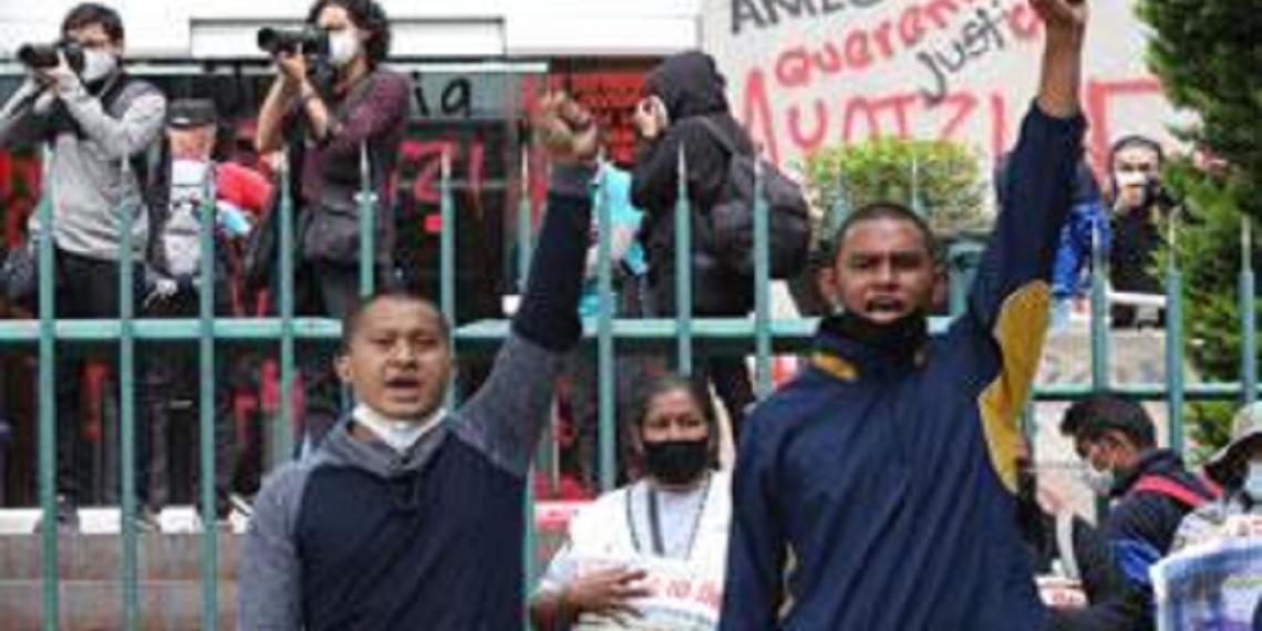 Padres de los 43 protestan en la Judicatura