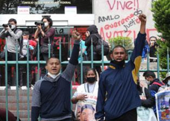 Padres de los 43 protestan en la Judicatura