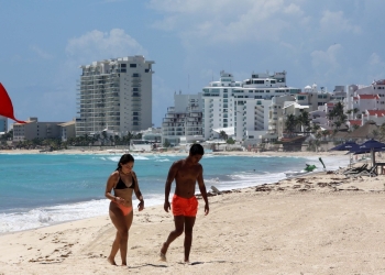 Turistas regresan a playas de Cancún ante reducción de riesgo por COVID-19