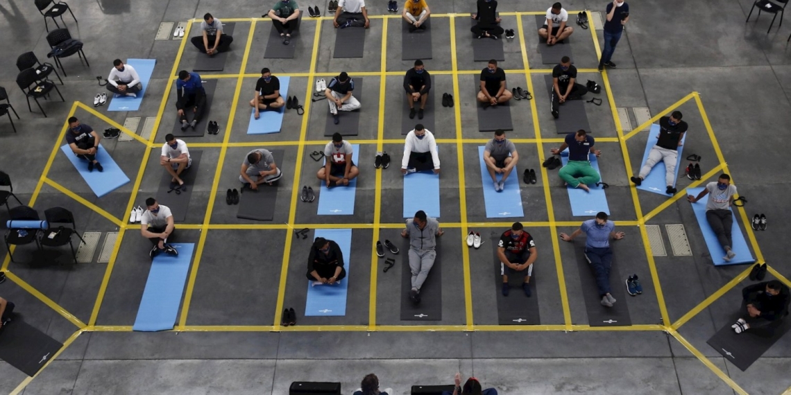 Policías en Colombia reciben clases de yoga para manejar sus emociones