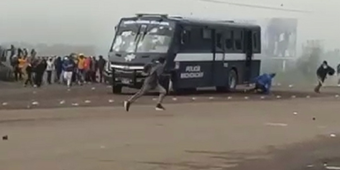 Embiste camión de la Policía de Michoacán a normalistas en Tiripetío