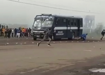 Embiste camión de la Policía de Michoacán a normalistas en Tiripetío