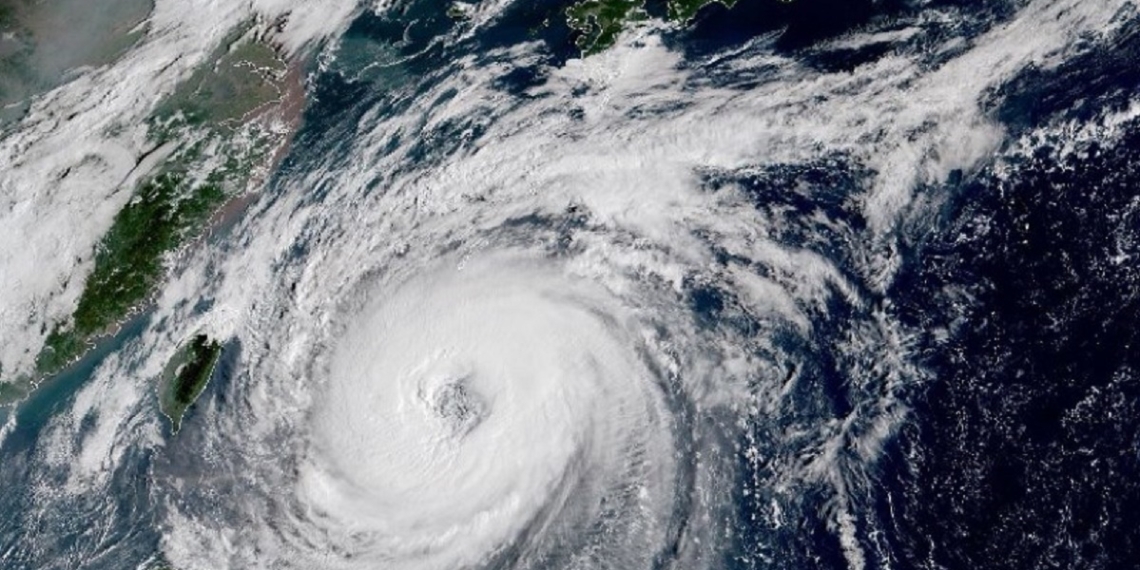 Amenaza el poderoso tifón Haishen a Japón, podría provocar aguaceros sin precedentes