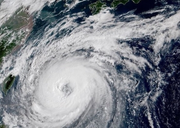 Amenaza el poderoso tifón Haishen a Japón, podría provocar aguaceros sin precedentes