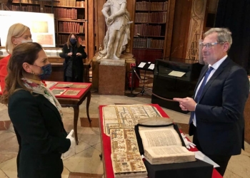Beatriz Gutierrez viaja a Austria para intentar traer el Penacho de Moctezuma