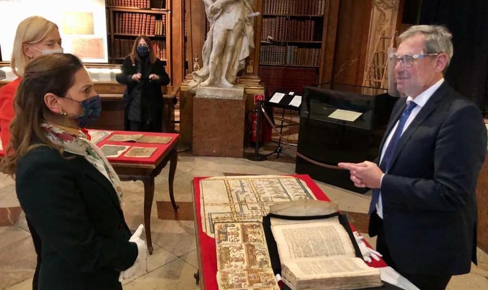 Beatriz Gutierrez viaja a Austria para intentar traer el Penacho de Moctezuma