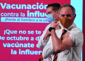 Vacunan a López-Gatell contra influenza en plena conferencia