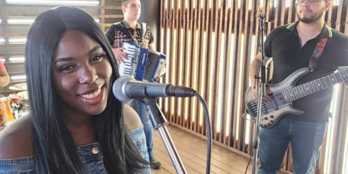 Afroestadunidense conmueve cantando música mexicana