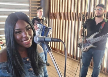 Afroestadunidense conmueve cantando música mexicana