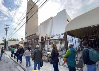 Regios ignoran al Covid y hacen largas filas para entrar a iglesia de San Judas