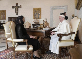 Beatriz Gutiérrez Müller entrega carta de López Obrador al papa Francisco