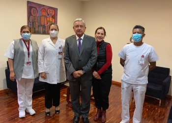 López Obrador y Gutiérrez Müller se vacunan contra influenza
