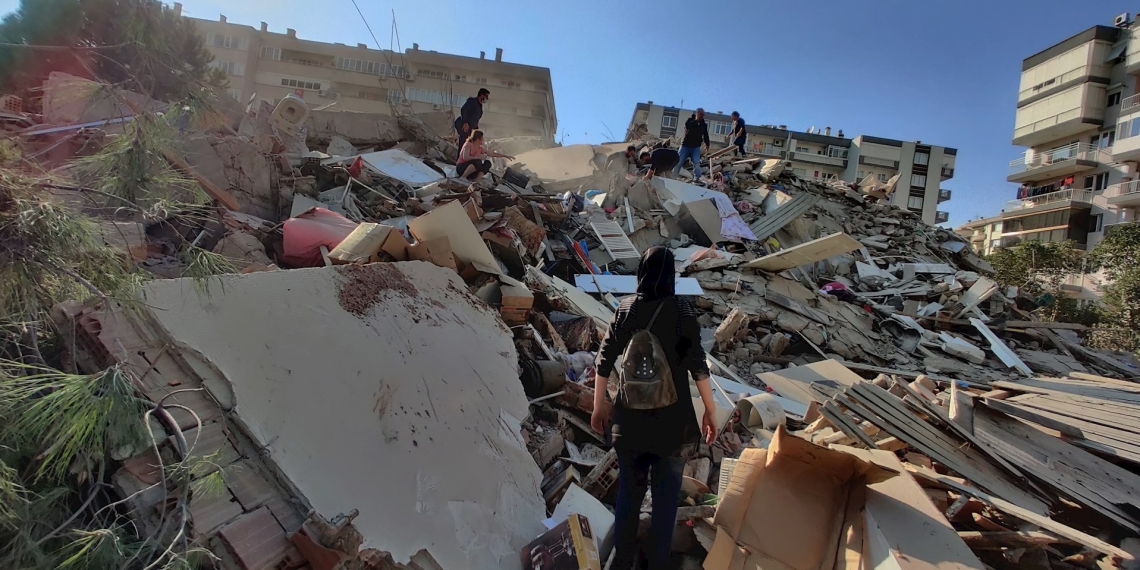 Suman 27 muertos por sismo en Grecia y Turquía