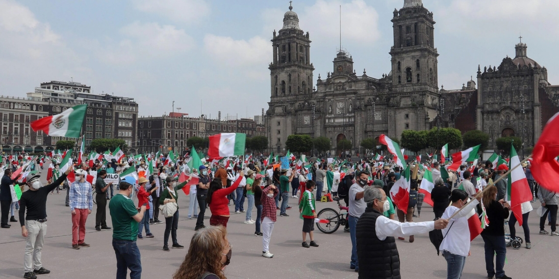 AMLO advierte a Frena que se usará el Zócalo para asambleas