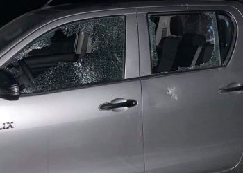 Apedrean auto de un alcalde