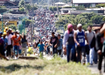 AMLO cree que caravana de migrantes busca influir en elecciones de EU