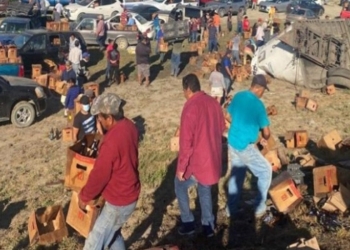 Automovilistas saquean en 30 minutos tráiler con 60 toneladas de cerveza