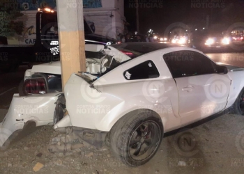 Joven destroza su vehículo al conducir ebrio