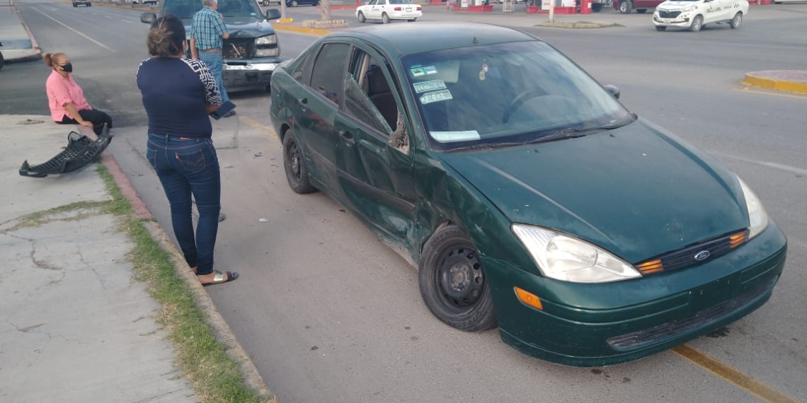 Se atraviesa y ocasiona choque