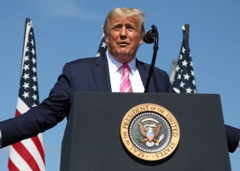 Trump dice que es “estúpido” hacer tantos tests de COVID-19 tras récord de casos