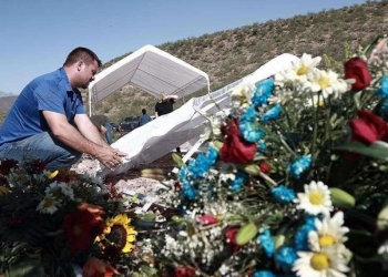 Familia LeBarón recorren el camino donde ocurrió la masacre