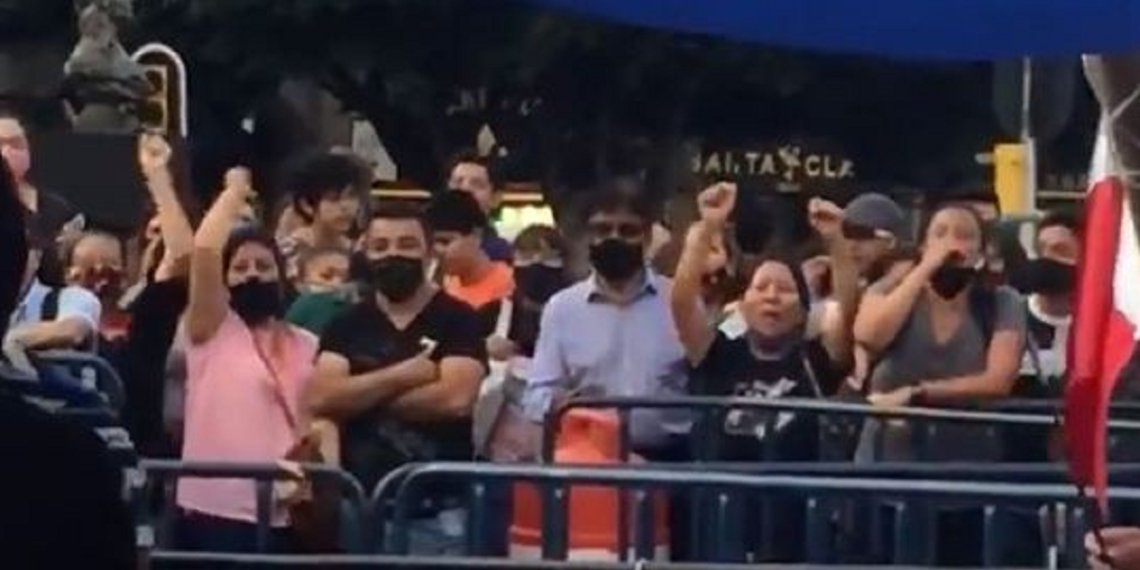 “¡El Zócalo también es nuestro!”: simpatizantes de AMLO brincan vallas y se enfrentan a FRENAAA