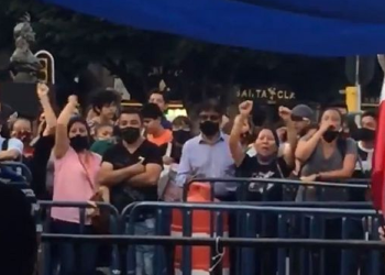 “¡El Zócalo también es nuestro!”: simpatizantes de AMLO brincan vallas y se enfrentan a FRENAAA