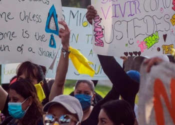 Cientos de migrantes en Tijuana protestan para exigir refugio a Estados Unidos