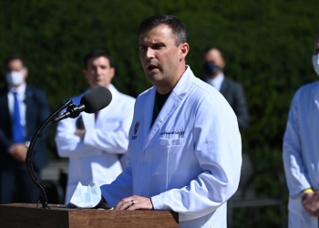 Trump está bien y no requiere oxígeno extra en tratamiento por Covid-19: Médicos