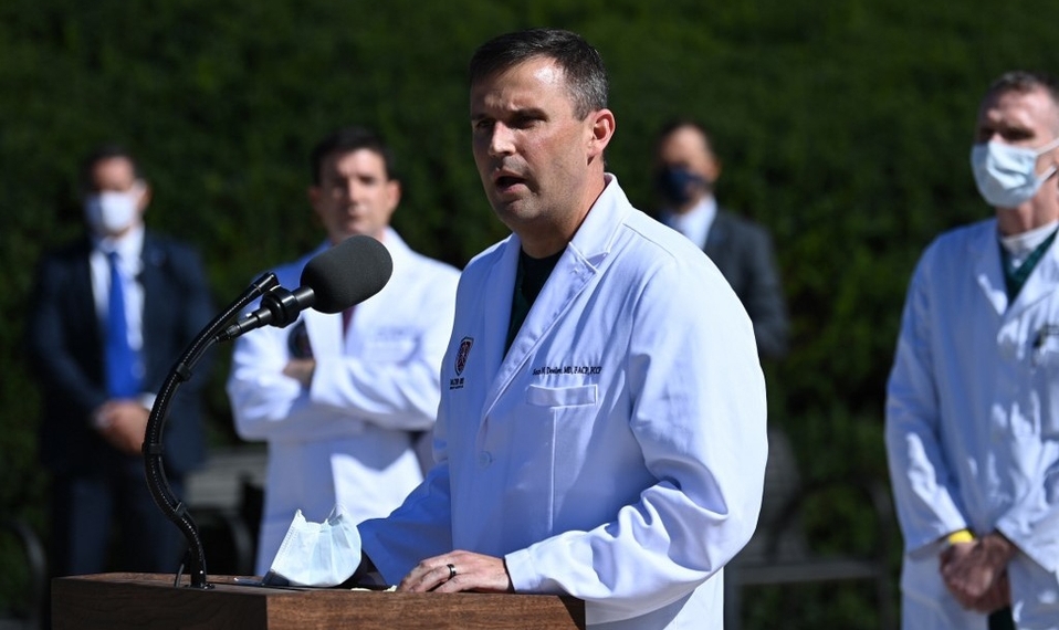 Trump está bien y no requiere oxígeno extra en tratamiento por Covid-19: Médicos