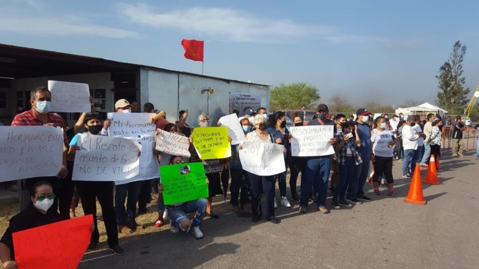 Familiares de mineros de Pasta de Conchos denuncian exclusión en visita de AMLO