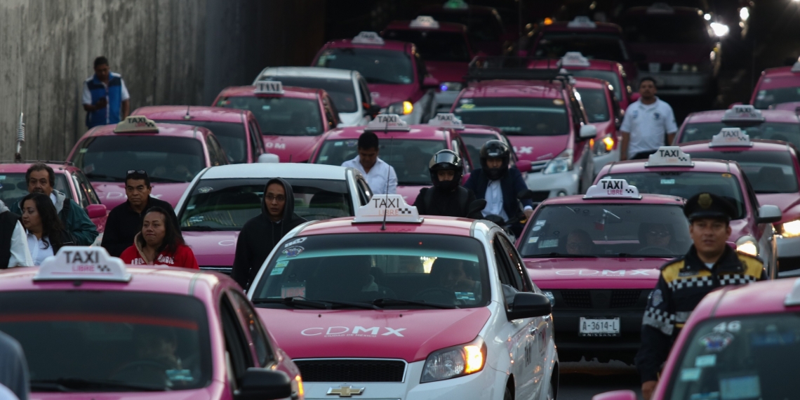 Protesta de taxistas provoca caos en CDMX