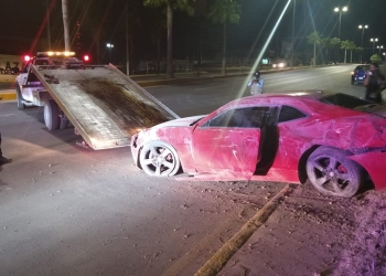 Vehículo deportivo termina destrozado tras choque