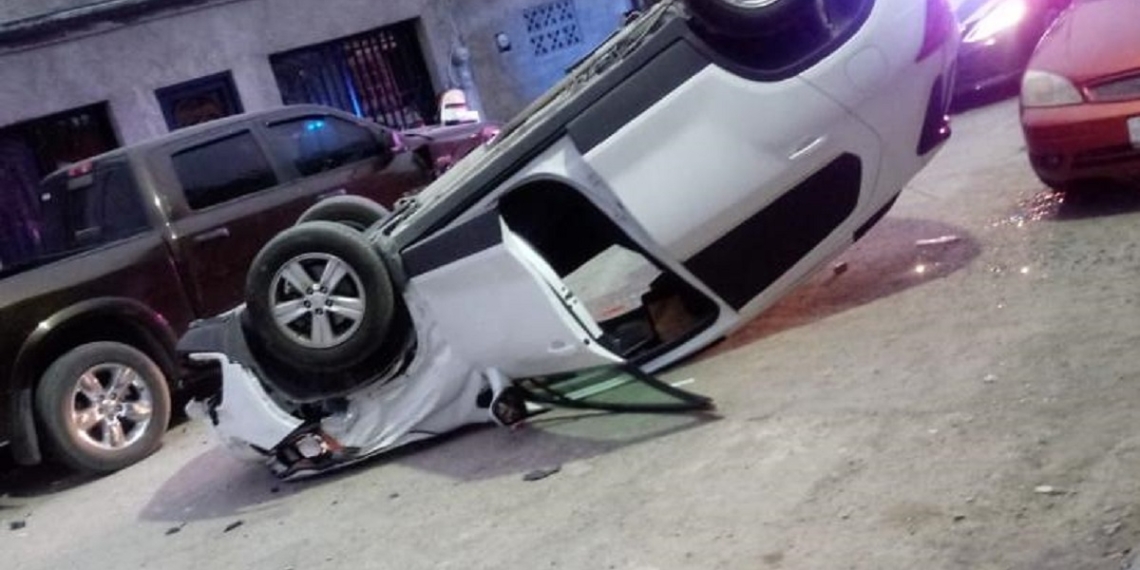 Vuelca joven mujer a bordo de camioneta