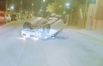 Abandonan carro tras volcadura